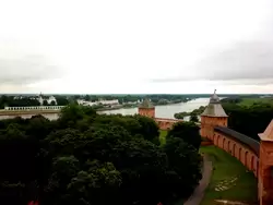 Вид на кремль и реку Волхов с башни Кокуй