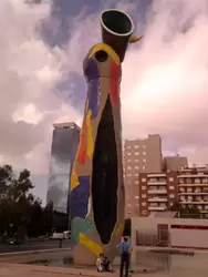 Парк Эскуршадо. Стилизованная скульптура «Женщина и птица» Жоан Миро