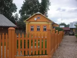 Оранжевый домик в Плёсе