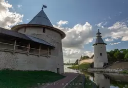 Башни Плоская и Высокая охраняют проход по реке Пскова