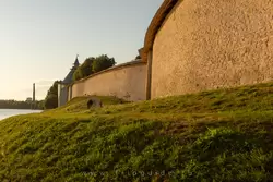 Крепостная стена на берегу реки Великая в Пскове