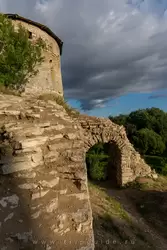 Псков, арка в руинированном состоянии у Гремячей башни