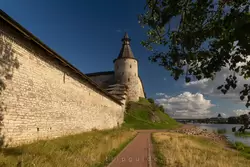 Псков, башня Кутекрома, вид с набережной реки