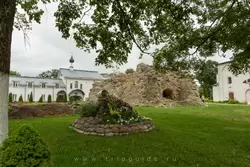 Псков, цветник и руины Вознесенской церкви в Снетогорском монастыре