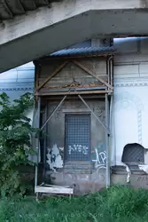Псков, дом Батова, дверь под лестницей на Ольгинский мост