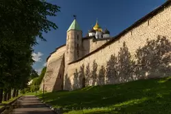 Псков, Довмонтова башня и Троицкий собор, вид с набережной реки Великая