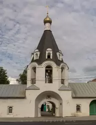 Псков, двухъярусная шатровая колокольня церкви Михаила и Гавриила Архангелов