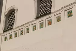 Псков, изразцы на фасаде Троицкого собора