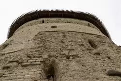 Псков, нижняя часть Покровской башни вырублена в скале