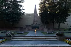 Псков, обелиск и вечный огонь в сквере Павших борцов