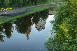 Псков, отражение Троицкого собора и колокольни
