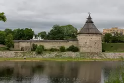 Псков, Покровская башня, вид с противоположного берега реки