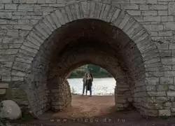 Псков, проход под крепостной стеной на берег реки Великая