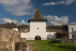 Псков, Рыбницкая башня, вид с Довмонтова города