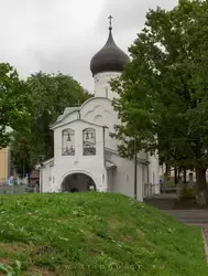 Псков, земляная батарея времён Северной войны и церковь Георгия Победоносца со Взвоза