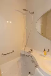 Ванная с душем в номере гостиницы «Двор Подзноева»