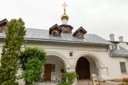 Вход в Снетогорский монастырь