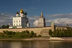 Вид на кремль Пскова с берега реки Великая