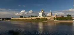 Вид на кремль Пскова со смотровой площадки на противоположном берегу реки Великая