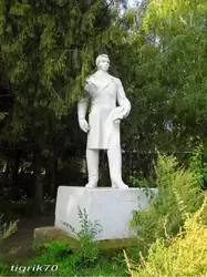 Пенза, скульптура советских времен «Инженер» на улице Светлая