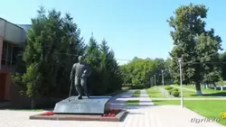 Пенза, памятник Ю.И. Моисееву у ДС «Рубин»