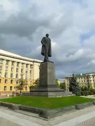 Пенза, памятник В. И. Ленину — шестиметровая бронзовая фигура на семиметровом постаменте из серого гранита