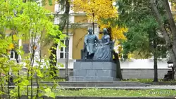Пенза, памятник И.Н. и М.А. Ульяновым в сквере на территории 1-й гимназии