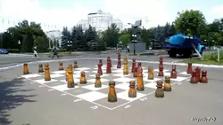 Пенза, шахматная доска с деревянными фигурами на площади Маршала Жукова