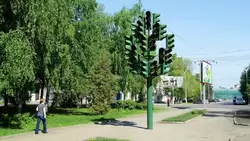 Композиция «Светофорное дерево» в сквере между улицами Октябрьская и Суворова в Пензе