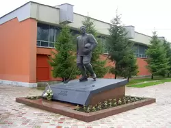 Пенза, памятник Юрию Моисееву у дворца спорта «Рубин»