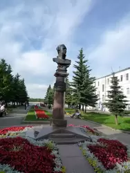 Рыбинск. Памятник Ушакову