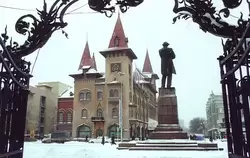 Саратовская консерватория и памятник Н.Г. Чернышевскому