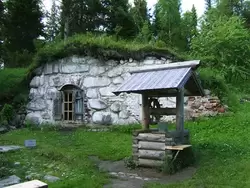 Соловецкий ботанический сад. Колодец и «домик хоббита» («ледник» для хранения продуктов летом)