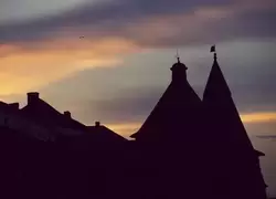 Башни Соловецкого монастыря на закате