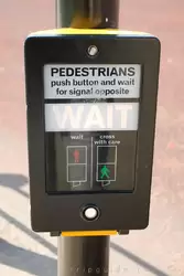 Пешеходы. Нажмите кнопку и ждите сигнал напротив