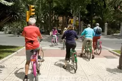 Туристы на велосипедах в Малаге