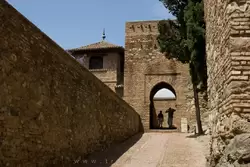 Первые угловые ворота «Сводчатые» (Puerta de la Boveda)