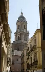 Улица Сан Агустин — вид на колокольню собора