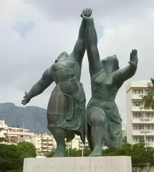 Две женщины, бегущие на пляж — скульптура по мотивам Пабло Пикассо