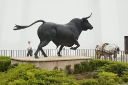 Памятник быку у арены