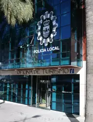 Полиция и Туристический офис в Торремолиносе
