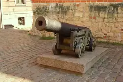 Пушка у крепостной стены (реконструкция)