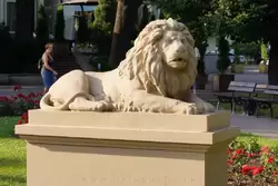 Сквер со львами