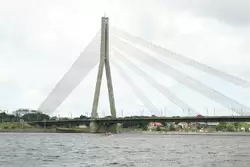 Вантовый мост через Даугаву в Риге