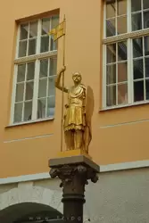 Памятник Золотому рыцарю
