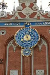 Астрономические часы, показывающие время, дату и день недели, месяц и год, столетие и тысячелетие
