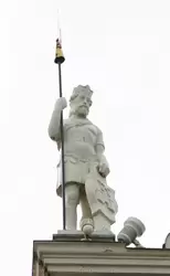 Скульптуры воинов с копьями и щитами