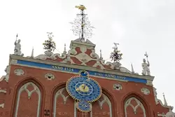Верхняя часть фасада и образ Святого Георгия на коне — на вершине