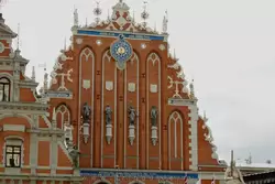 Фасад Дома Черноголовых