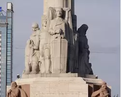 Скульптурные композиции «Стражи Отечества», «Мать-Латвия», «Труд, Семья» у подножия памятника Свободы